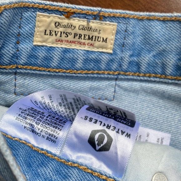 Levi’s Premium 501 Distressed 2” Light Wash Cut Off Denim Shorts Fray - Picture 5 of 10